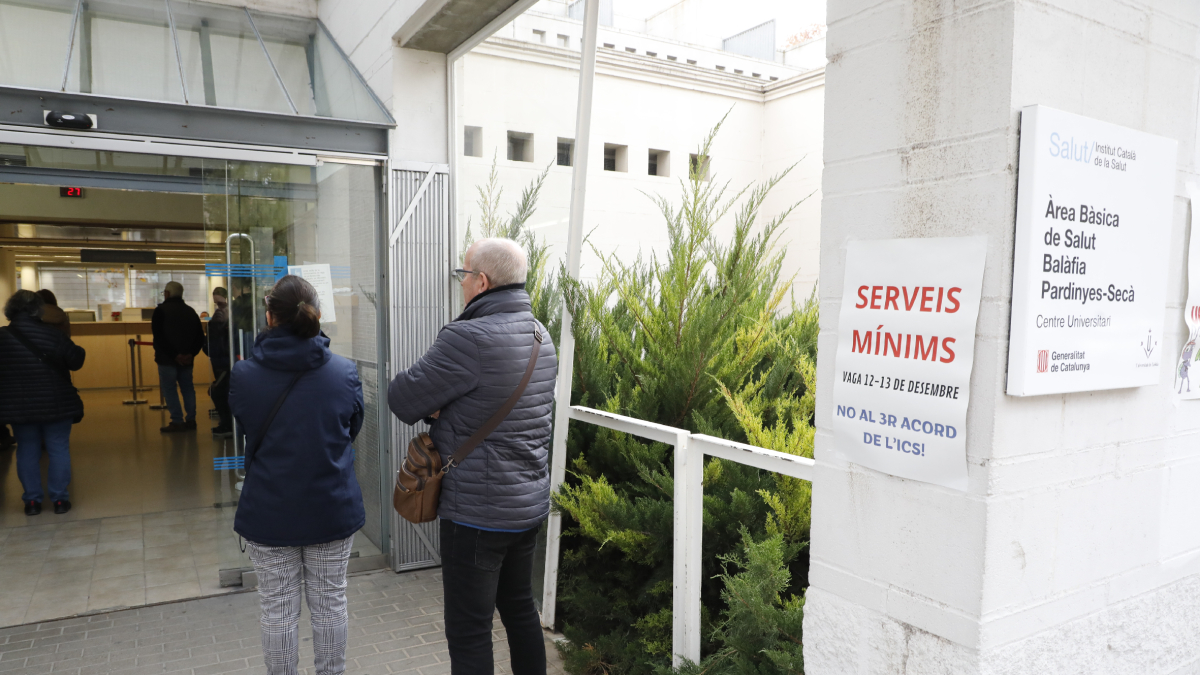 Los servicios mínimos en el CAP de Balàfia-Pardinyes-Secà causaron colas ayer por la mañana. - MARC CARBONELL