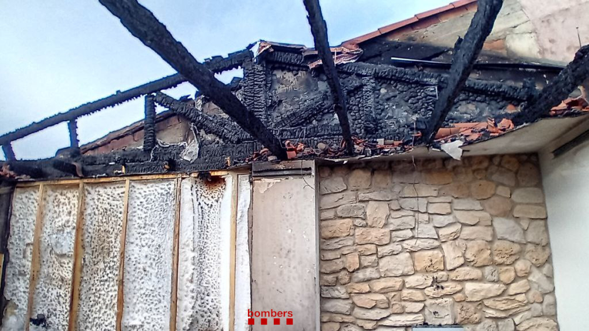 Estado en el que quedó el tejado de la casa. - BOMBERS