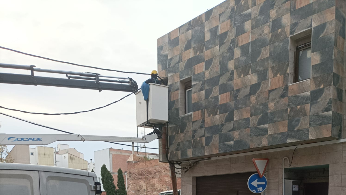 El poste de luz quedó incrustado en la casa durante su reforma.