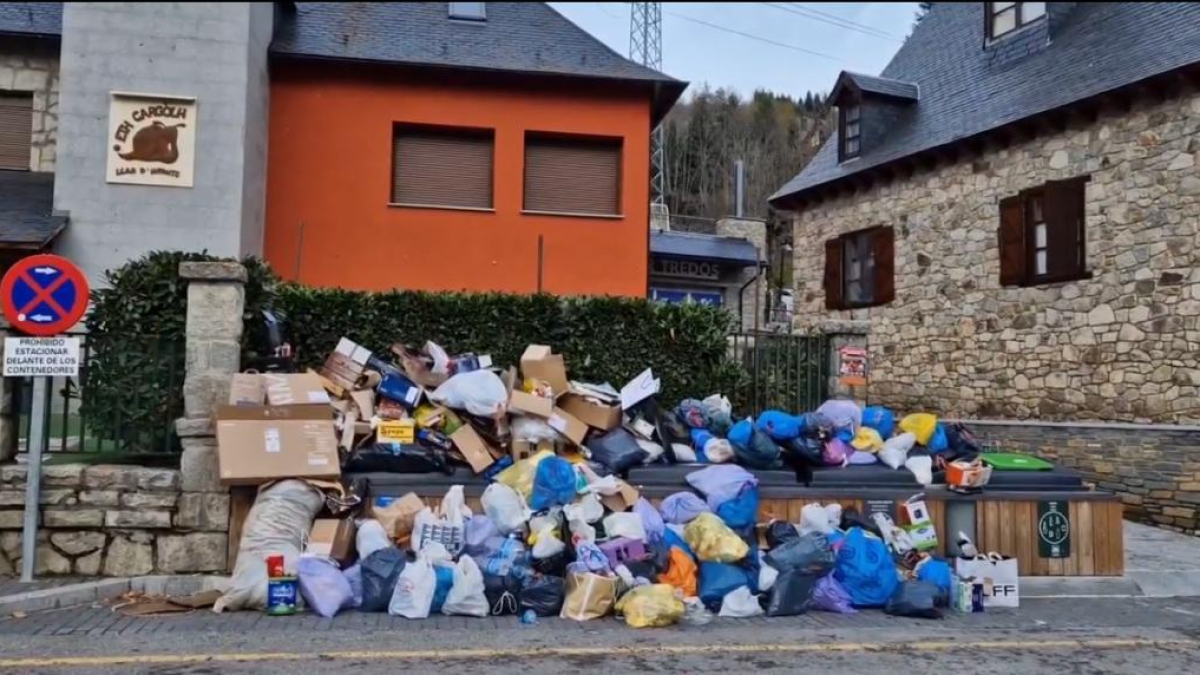 Contenedores desbordados en Tredòs durante el puente