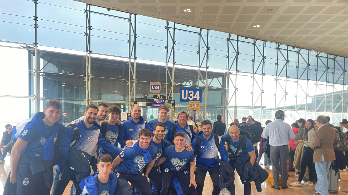 L’expedició llistada, minuts abans d’agafar el vol des de l’aeroport del Prat.