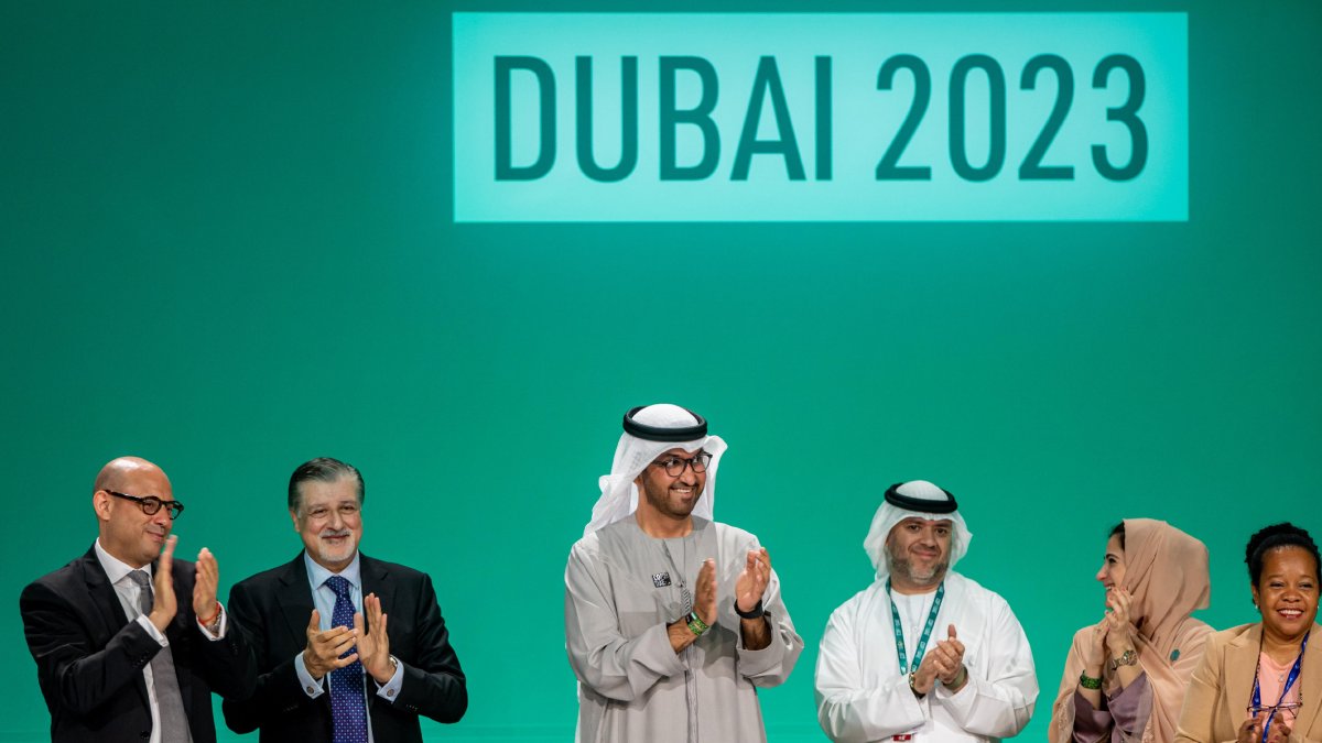 Los dirigentes y el presidente de la COP28, Sultán Al Yaber, apluaden tras aprobar el texto de la cumbre. - EFE/EPA/MARTIN DIVISEK