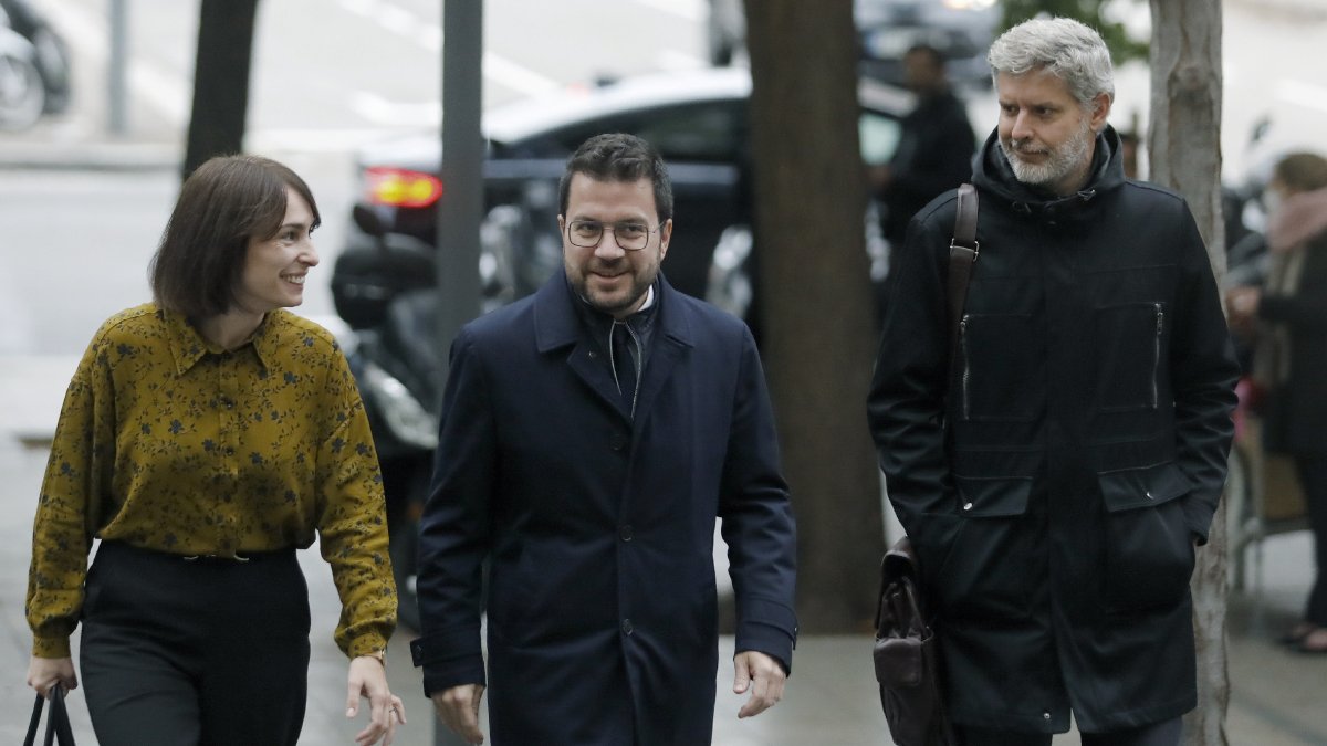 Pere Aragonès ahir amb la seua cap de gabinet, Helena Ricomà, i el seu advocat, Andreu Van den Eynde. - EFE