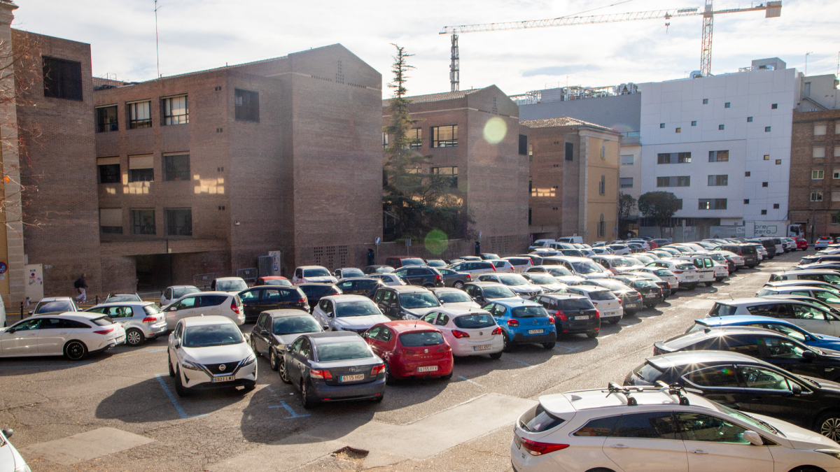 El actual parking en superficie y de zona azul ubicado en la parte posterior del Rectorado. - GERARD HOYAS