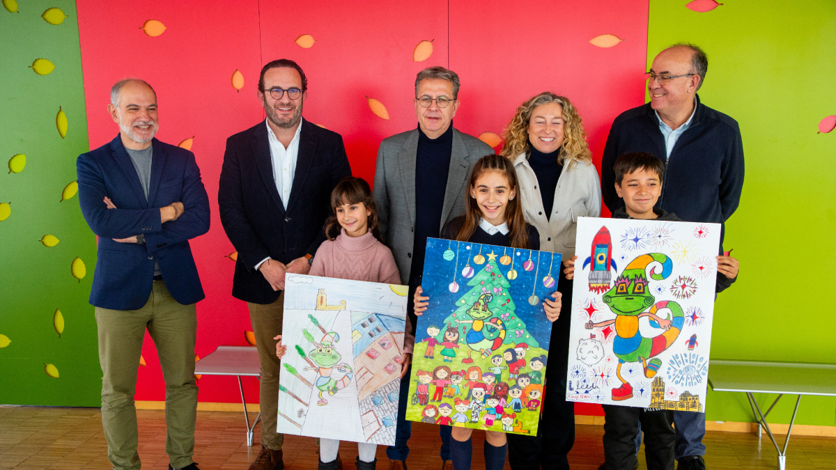 Els guanyadors del concurs de dibuix van posar ahir amb les obres a la presentació de Cucalòcum. - GERARD HOYAS