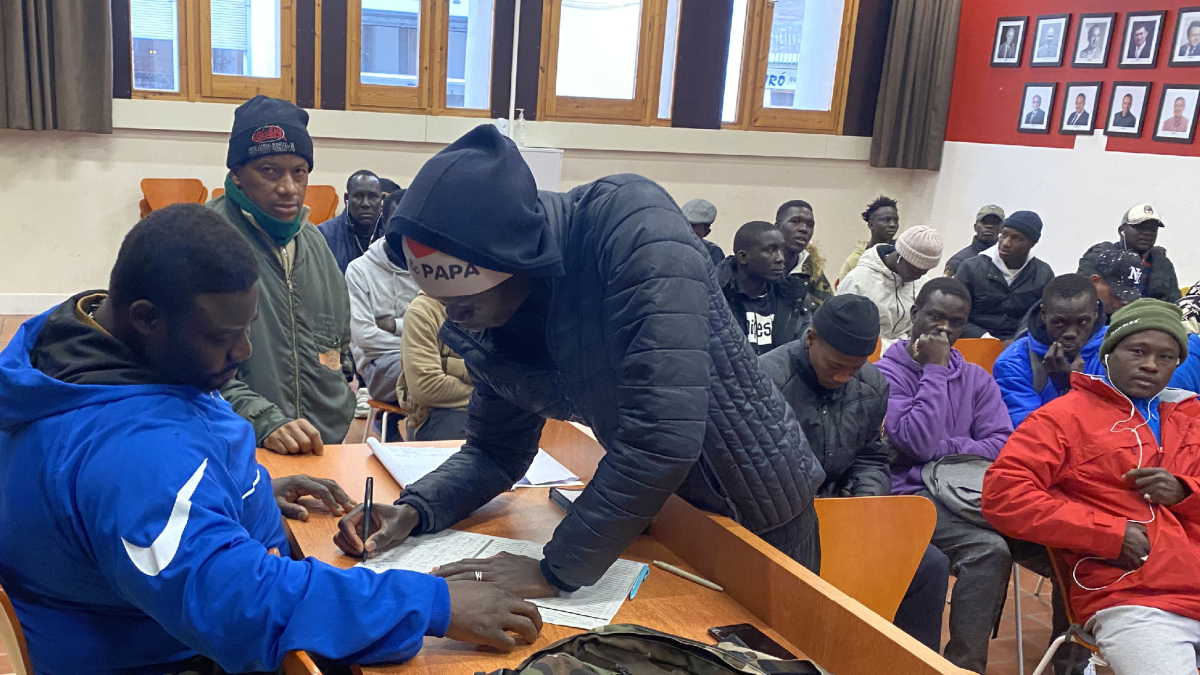 L’ajuntament elabora una fitxa de cada nouvingut com a pas previ a empadronar-los. - X. SANTESMASSES