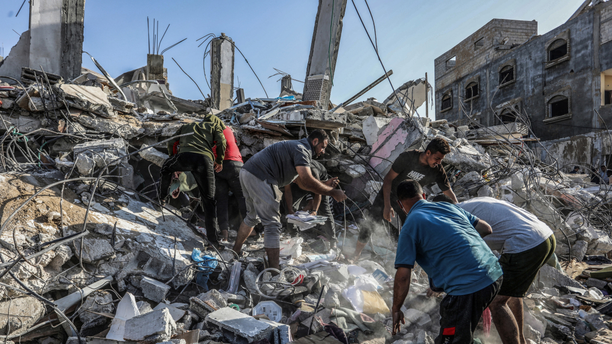 imatge d'arxiu d'una família palestina a la seua casa destruïda pels bombardejos.