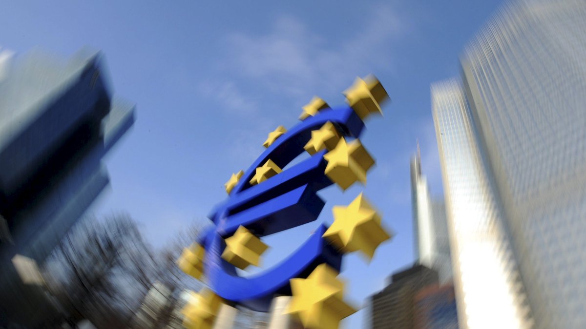 Vista d’una escultura de l’euro situada davant el Banc Central Europeu (BCE) a Frankfurt, Alemanya.