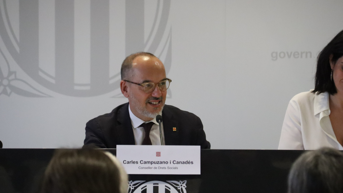 El conseller de Drets Socials, Carles Campuzano, a la seu del departament.