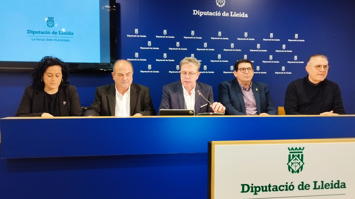 Cristina Rodríguez (CCOO), Juan Antonio Serrano, Joan Talarn, Joan Bosch (Ara Pacte Local) y Josep Lluís Aguilar (UGT) en la Diputación. - R.R.