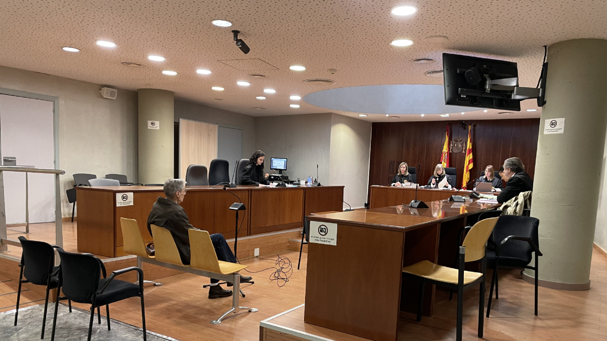 L’acusat, ahir al matí al banc dels acusats de l’Audiència de Lleida. - A. GUERRERO