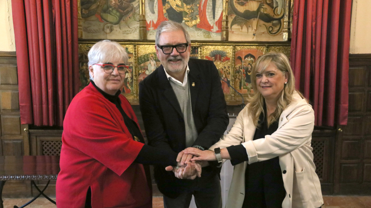 Carme Valls, Fèlix Larrosa i Violant Cervera escenifiquen l'acord pel pressupost municipal.