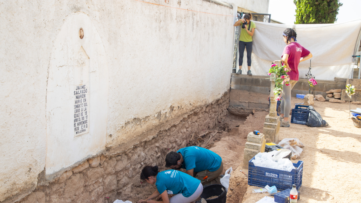 Intervención arqueológica el pasado verano en la fosa del cementerio de Bovera. - JUSTICIA