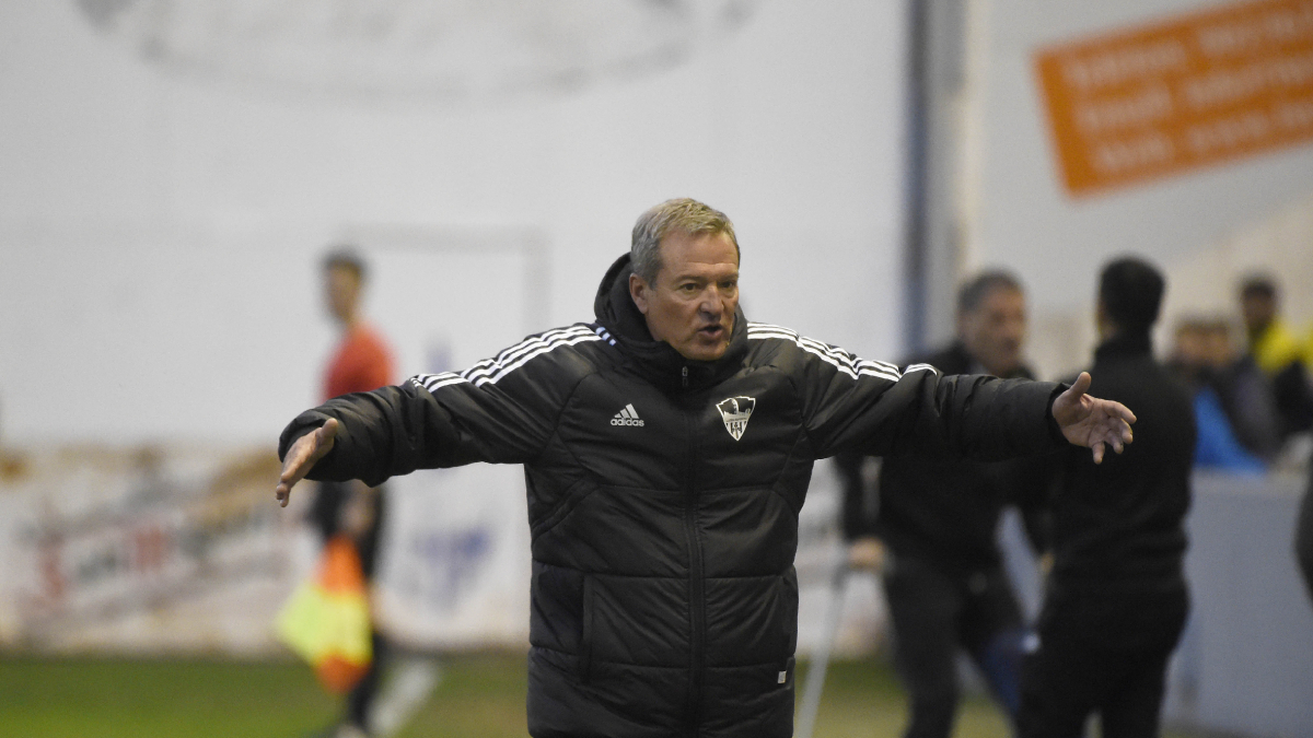 Ángel Viadero, obrint els braços durant l’últim partit al Camp d’Esports. - SANTI IGLESIAS