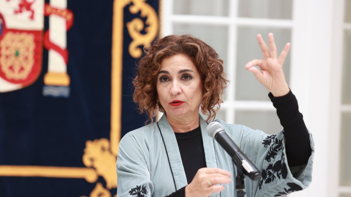 La vicepresidenta cuarta del Gobierno y ministra de Hacienda y Función Pública, María Jesús Montero, ayer en Sevilla. - ROCÍO RUZ / EUROPA PRESS