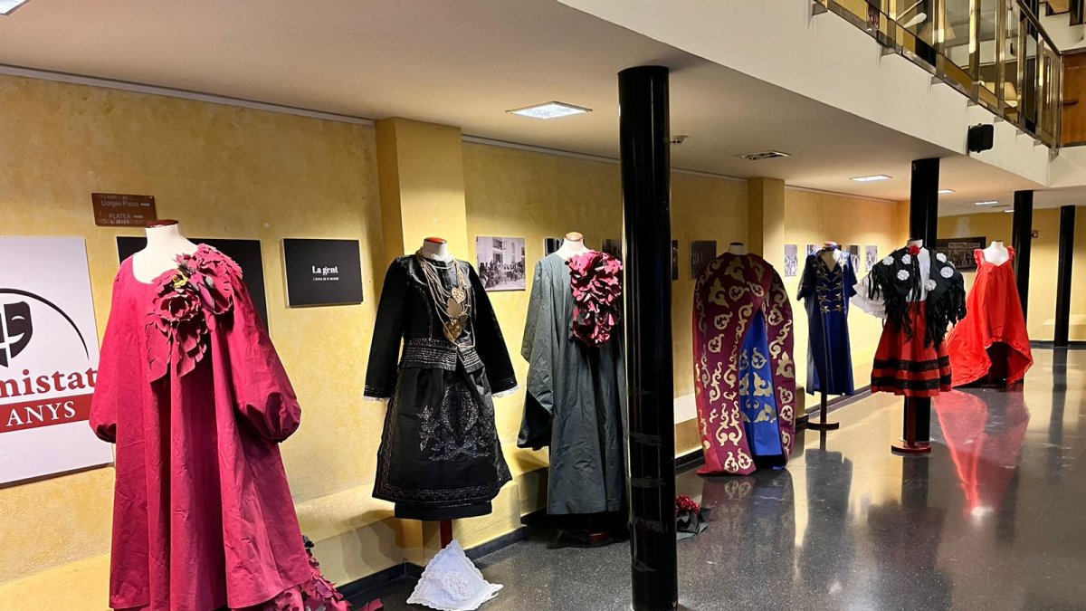 Mollerussa expone 10 vestidos del 'Cortejo do traje de papel' de Portugal