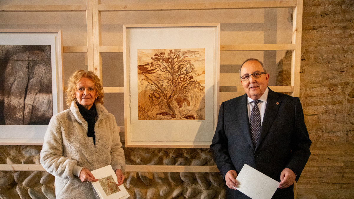 La artista italiana Silvana Martignoni y el leridano Antoni Gelonch, ayer junto al grabado ganador. - GERARD HOYAS