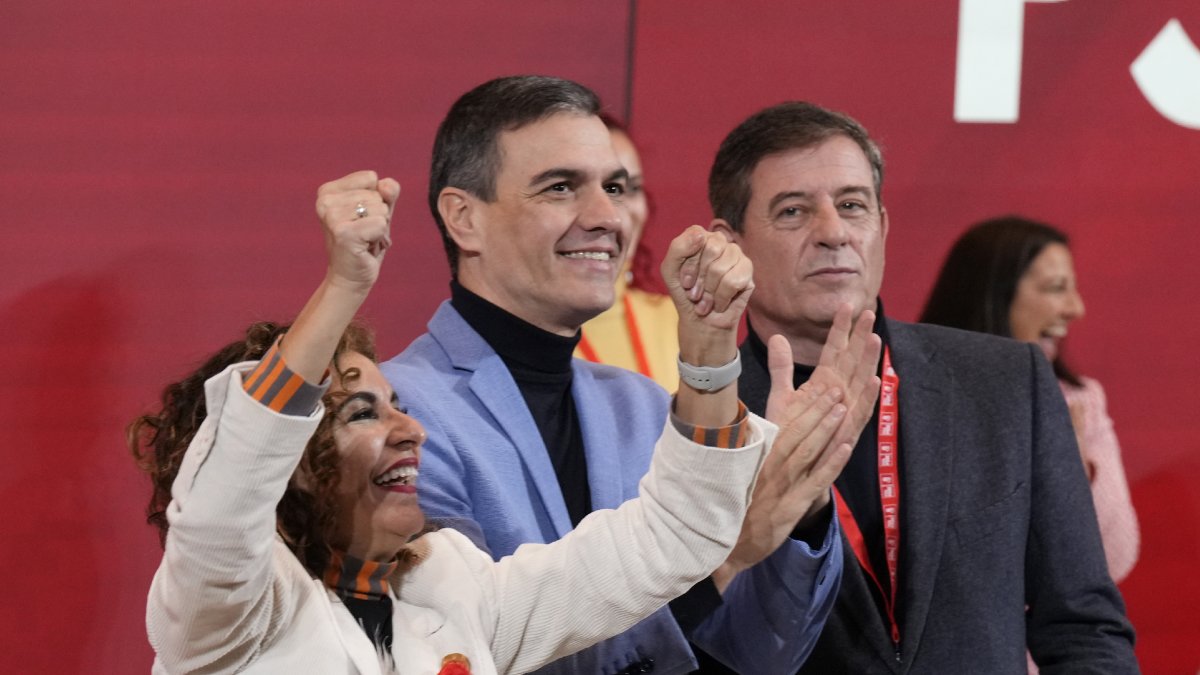 María Jesús Montero, Pedro Sánchez i el candidat a les primàries del PSdeG, José Ramón Gómez. - RICARDO RUBIO / EUROPA PRESS