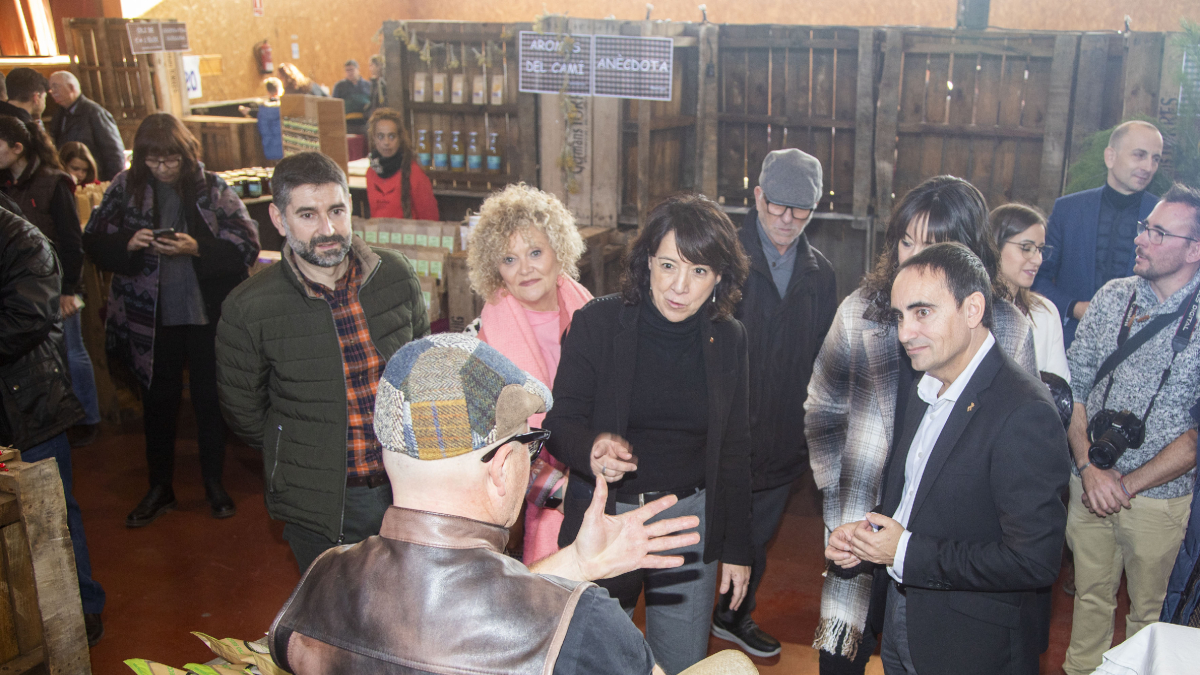 Un moment de la visita de la presidenta del Parlament, Anna Erra, a la fira De Prop de Preixana. - LAIA PEDRÓS