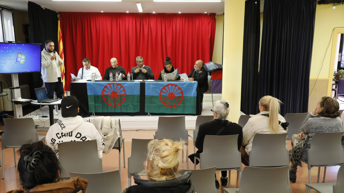 Veïns de la Mariola i membres de la FAGIC es van reunir al casal cívic del carrer de la Mercè. - AMADO FORROLLA