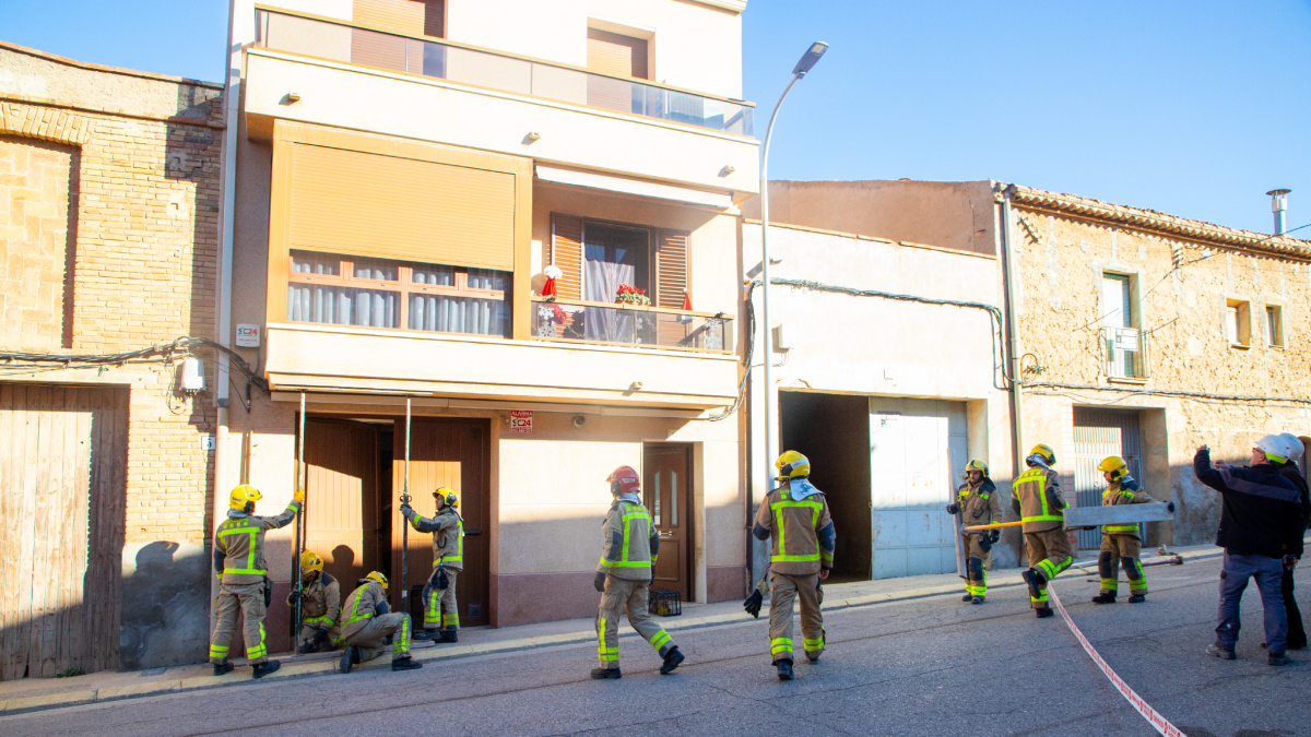 Bombers apuntalant ahir al matí l’habitatge, situat a l’avinguda Catalunya, després que es desplomés una paret lateral. - GERARD HOYAS