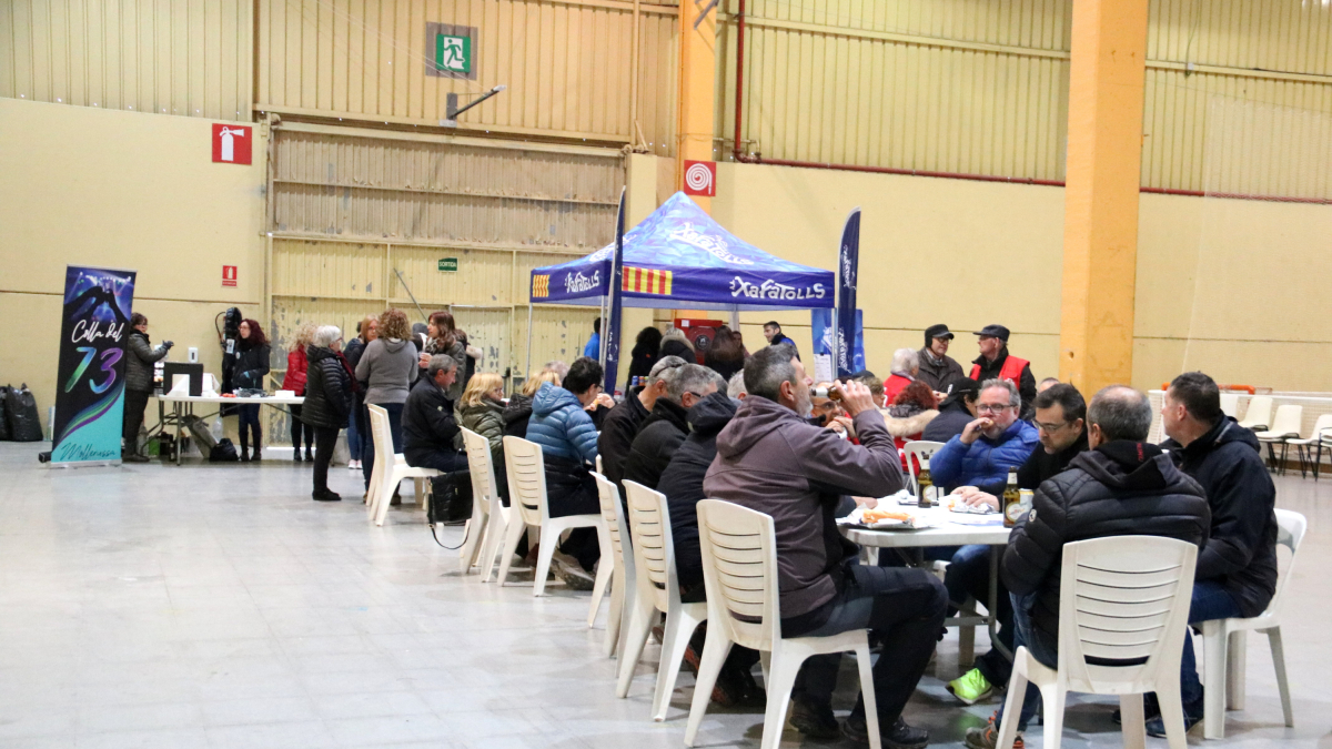 Esmorzar solidari de la Colla del 73 al Pavelló Firal de Mollerussa en el marc de La Marató de 3Cat