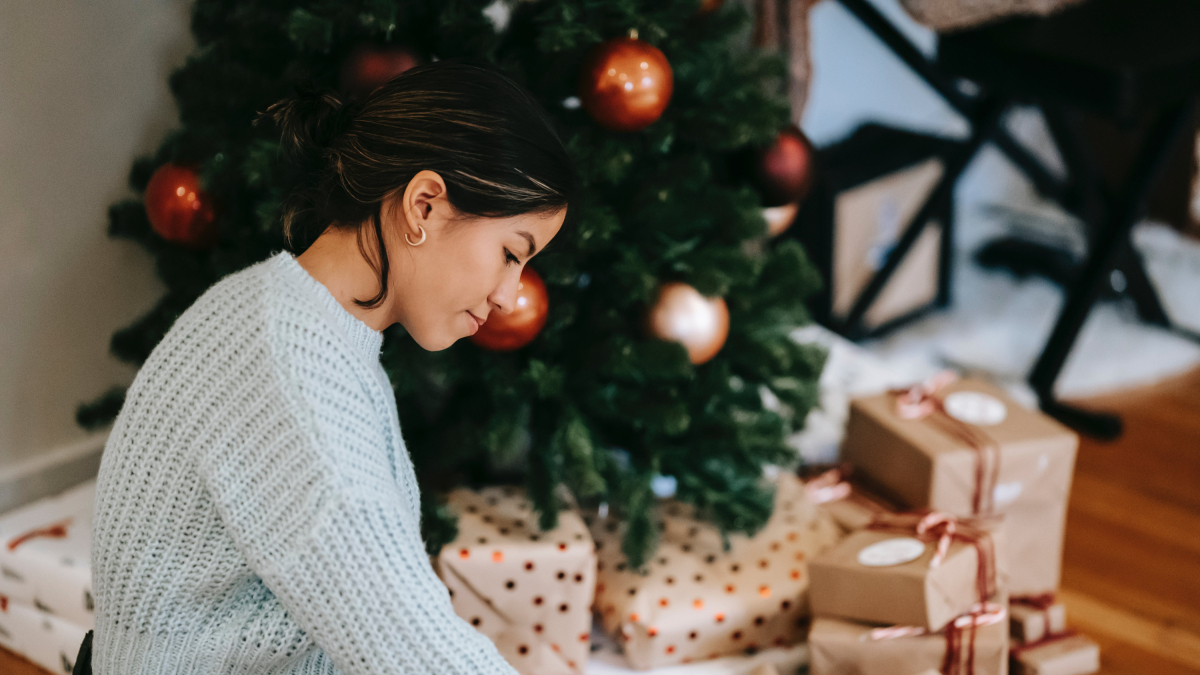 Noia sota l'arbre de Nadal