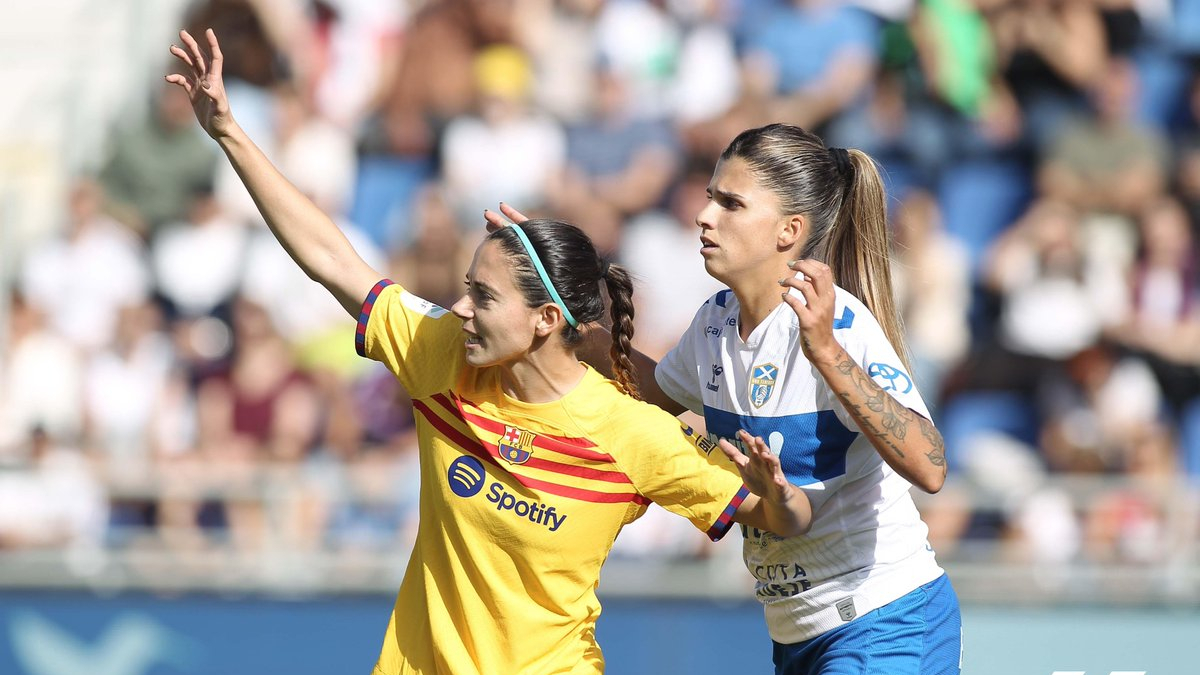 Aitana Bonmatí, en una acció del partit en la qual la marca una defensora tinerfenya. - FCB