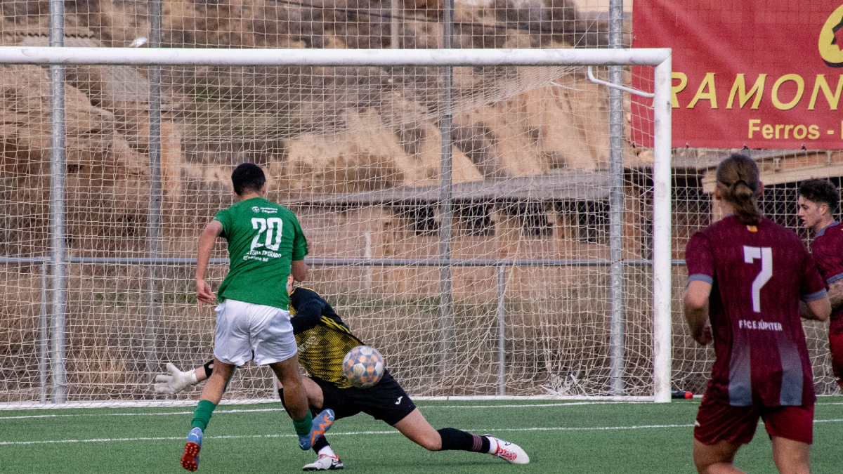 Un jugador de l’Alguaire remata davant del porter rival. - JOAN INGLÉS