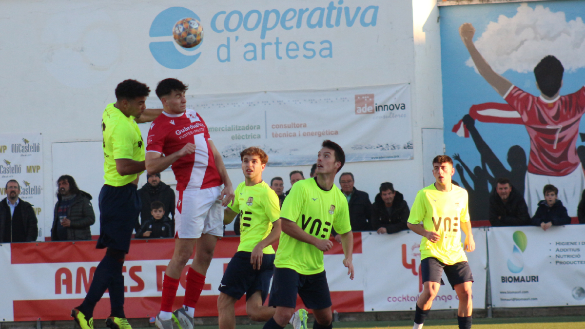 Un jugador de l’Artesa pugna amb un rival per una pilota aèria. - JOAN BOVÉ