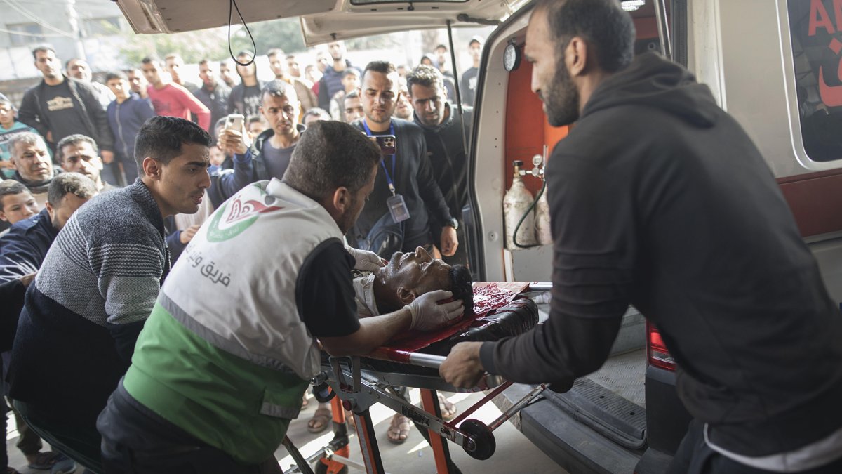 Palestins transporten un ferit a l’Hospital Nasser a Khan Yunis de Gaza després d’un bombardeig israelià. - EFE