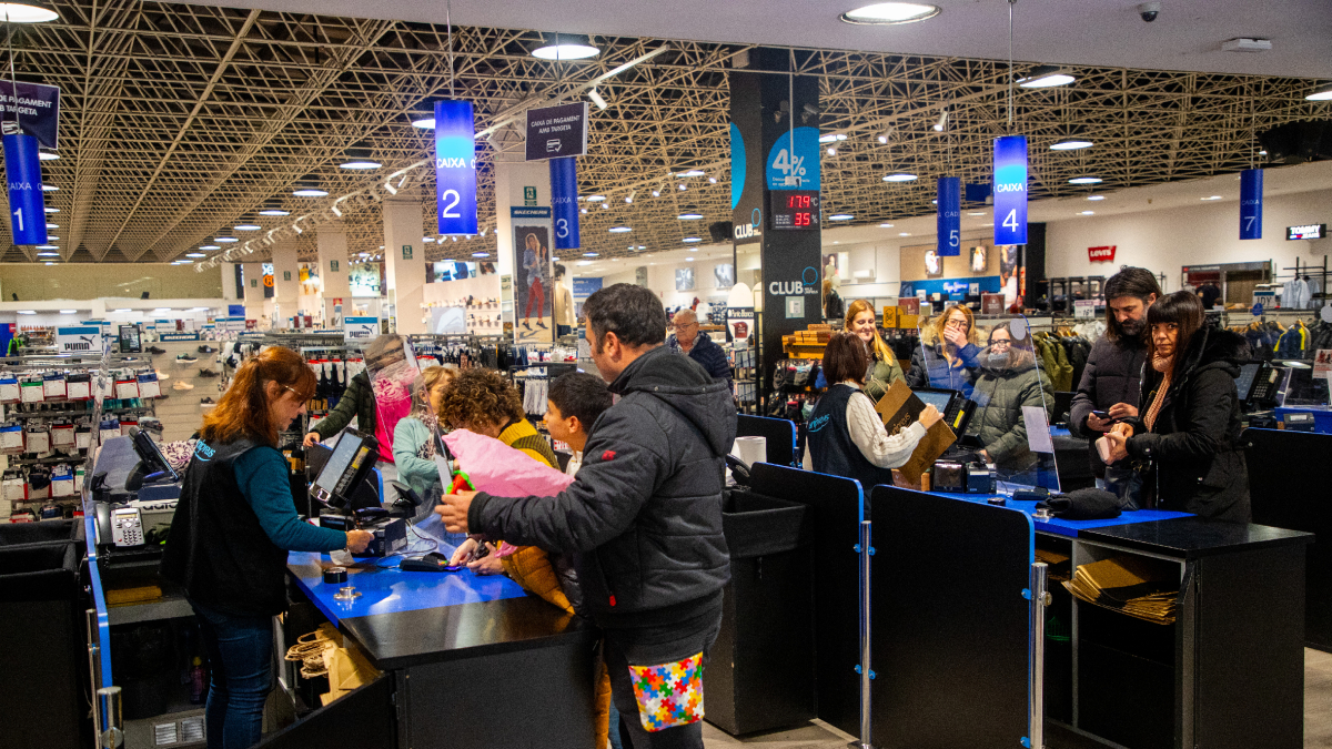 Les grans superfícies comercials de la ciutat també van aprofitar el diumenge d’obertura. - GERARD HOYAS