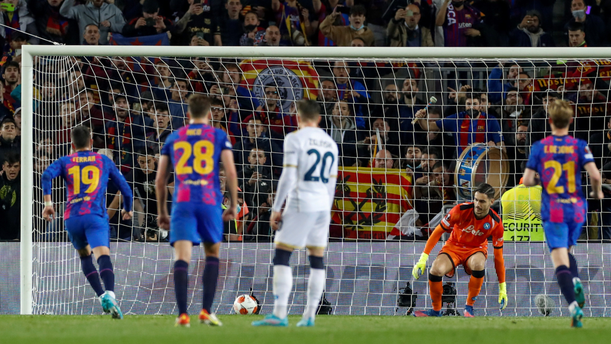 El davanter del Barcelona Ferrán Torres marca de penal durant el partit d’anada de setzens de final de Lliga Europa davant del Nàpols, a la Lliga Europa 2022.
