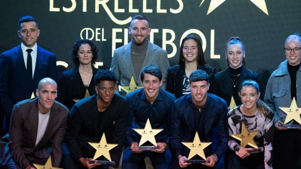 Imagen de los galardonados en la gala que acogió la Antiga Fàbrica Estrella Damm. - FEDERACIÓN CATALANA DE FÚTBOL