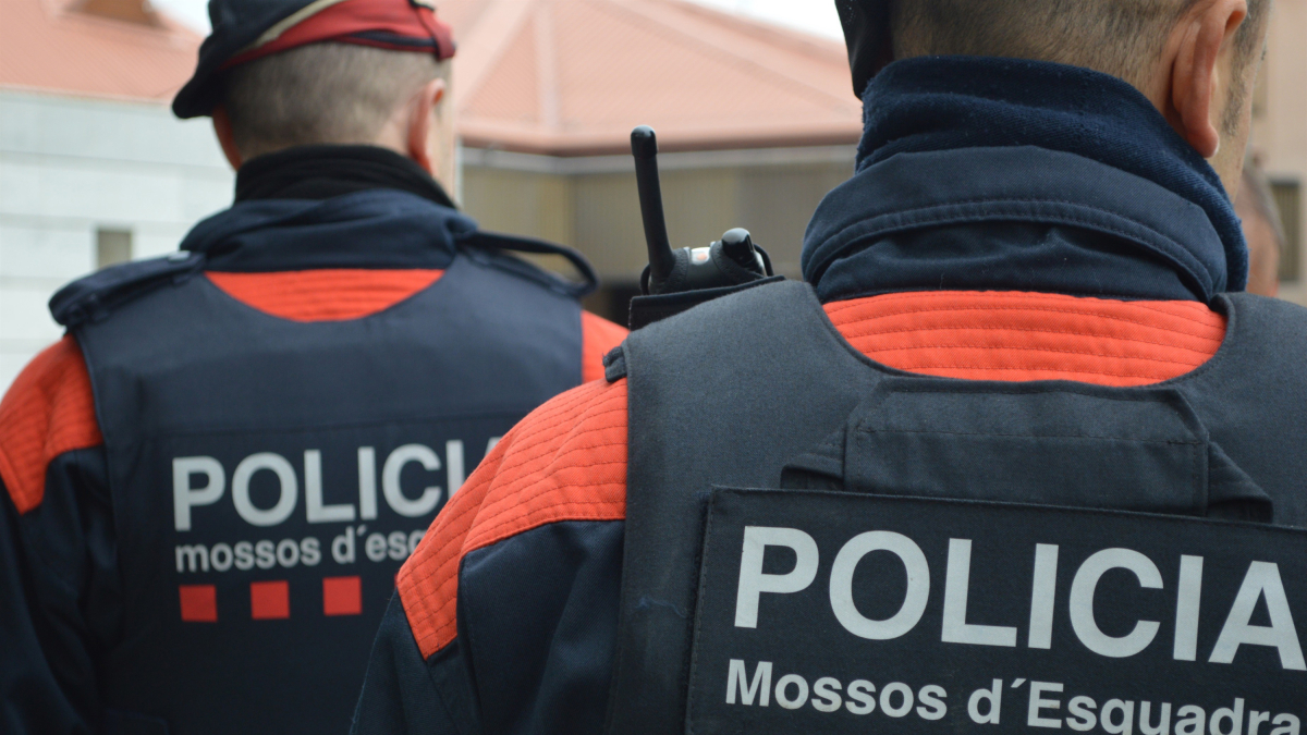 Dos agents dels Mossos d’Esquadra.