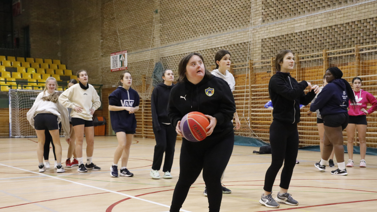 Durant els entrenaments també prova el tir a cistella.