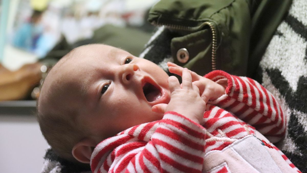 Bruna, una niña prematura bostezado a manos de su madre, Anna, entrando en la planta de Neonatología del Hospital de la Maternitat del Clínic.