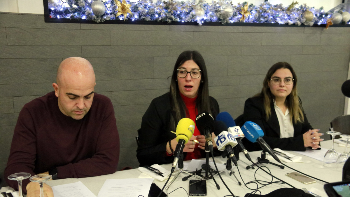 La alcaldesa de Balaguer, Lorena González, atendiendo a los medios de comunicación antes de la tradicional comida de Navidad con los medios.