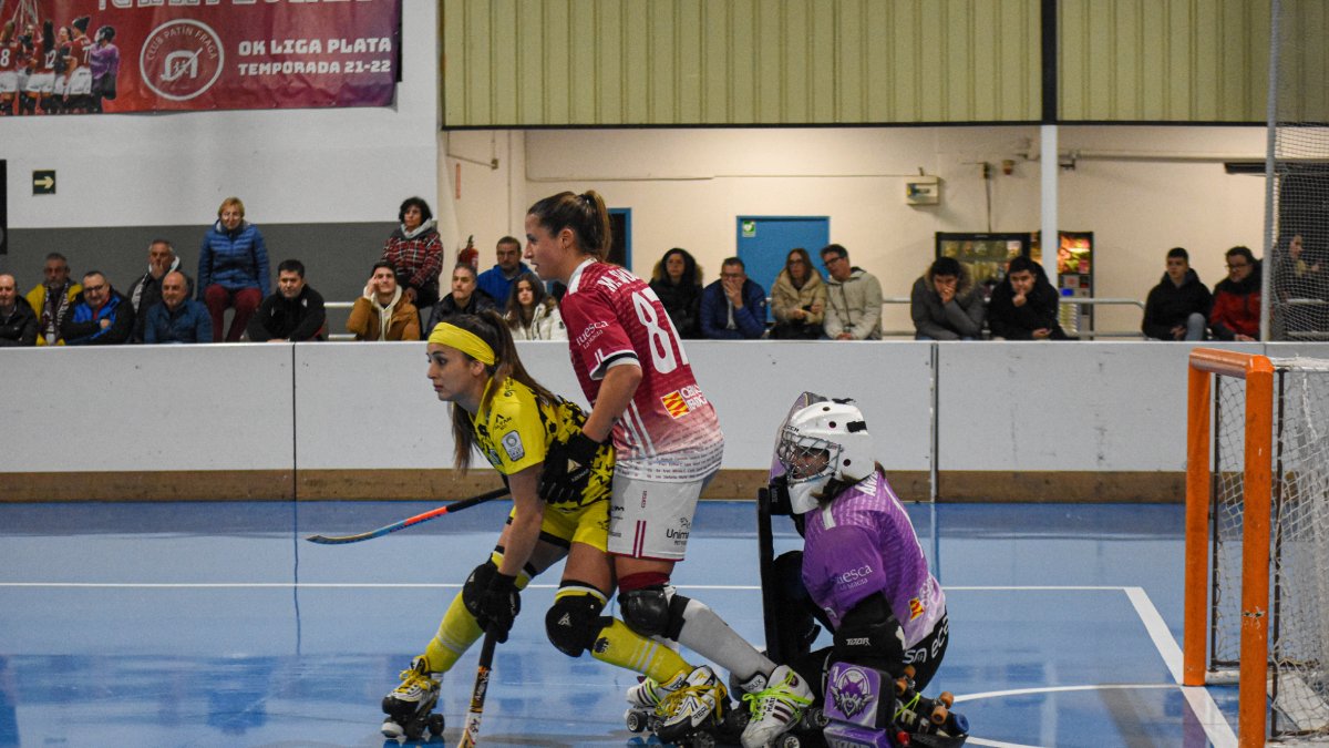 Dai Silva, ante una defensora y la portera del Fraga, durante el partido del pasado sábado. - CLARA LIÁÑEZ