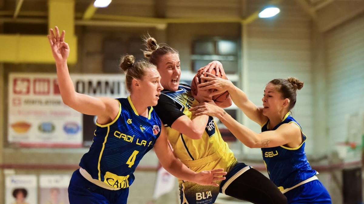 Ramette i Remenarova, en una acció del partit d’anada jugat la setmana passada a Bèlgica. - FIBA