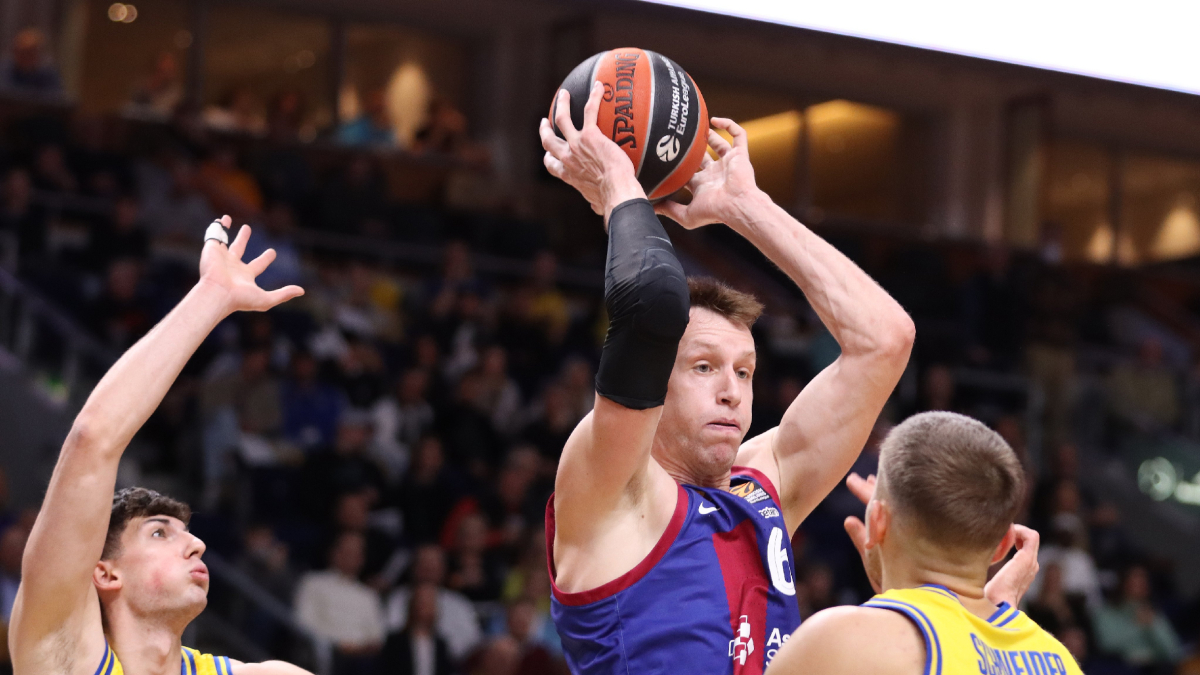 El blaugrana Vesely es disposa a llançar a cistella. - FCB