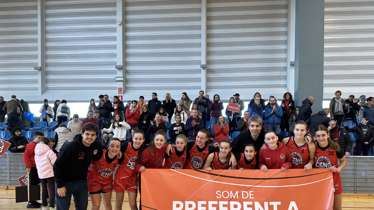 Jugadores i entrenadors de l’equip infantil femení del CENG celebren l’ascens. - CENG