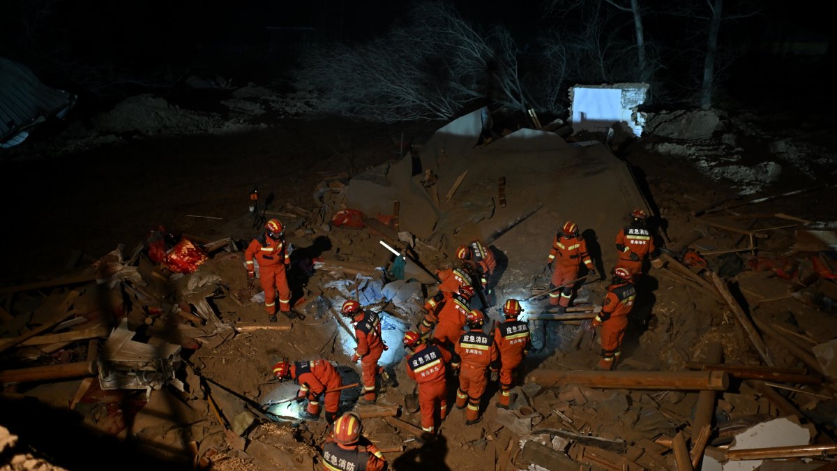 Equips de rescat treballen en una zona afectada pel terratrèmol. - EFE/EPA/XINHUA / ZHANG HONGXIANG