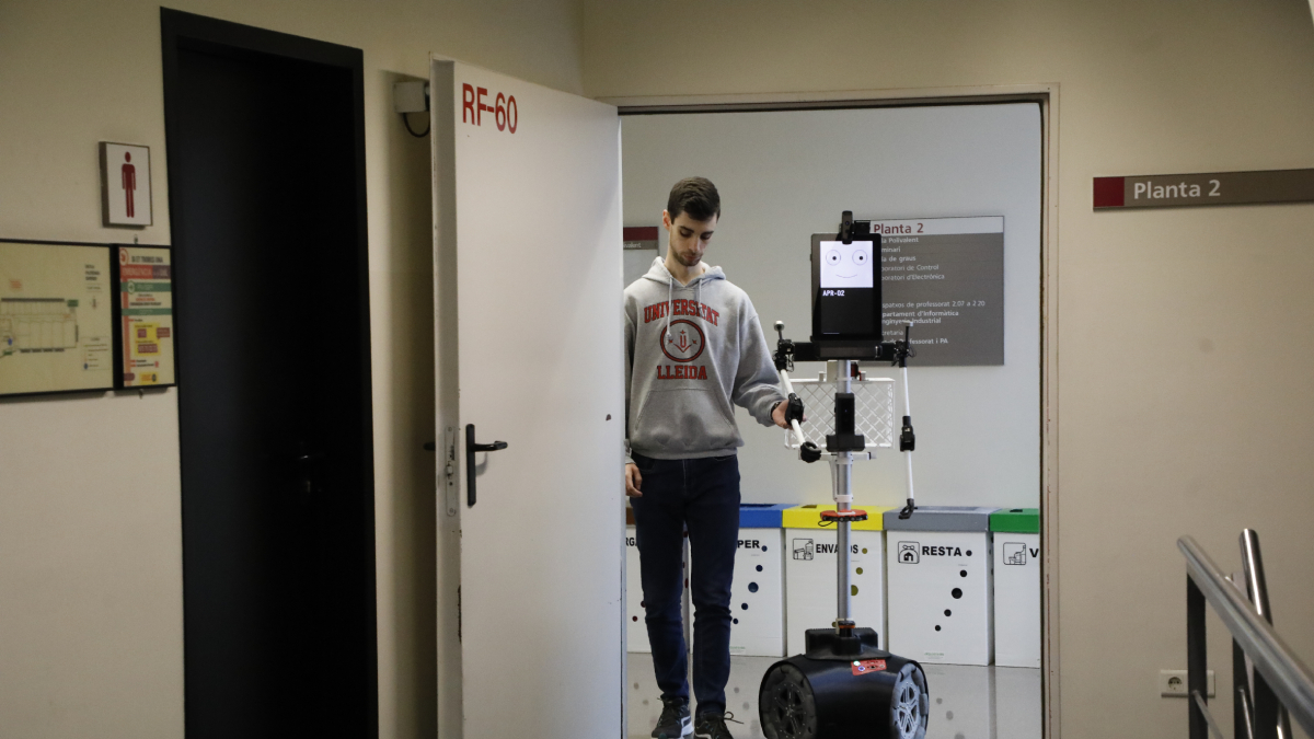Un estudiante de la UdL guía los movimientos del autómata. - AMADO FORROLLA