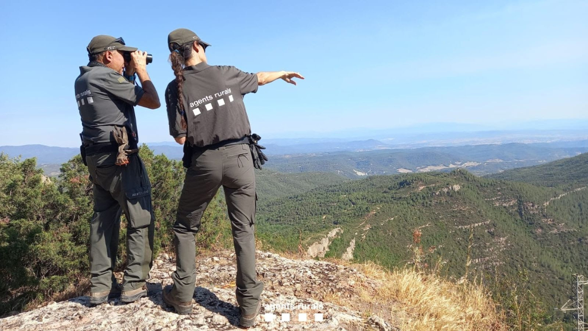Dos agents d’Agents Rurals en una imatge d’arxiu