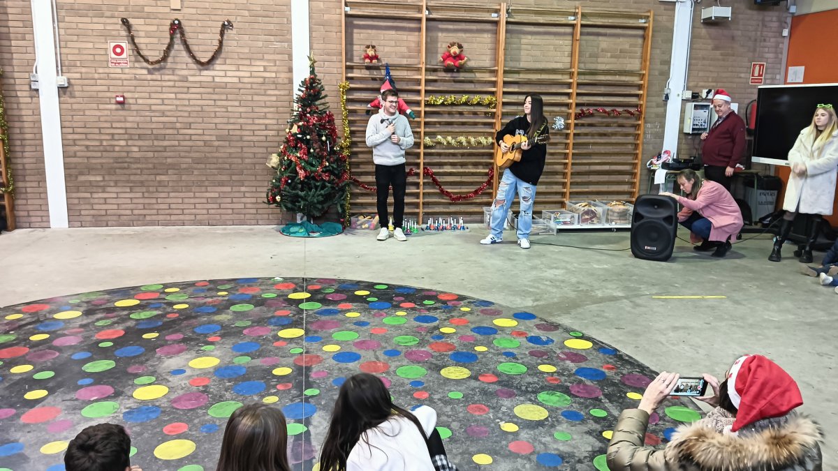 Un moment de l'actuació de Fauna a l'escola Enric Farreny de Lleida.
