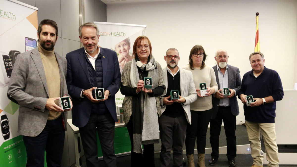La delegada del Govern a Lleida, Montse Bergés, amb representants de Sant Guim de Freixenet, Talavera i Montgai i de l'empresa Senior Family Health a la presentació del conveni