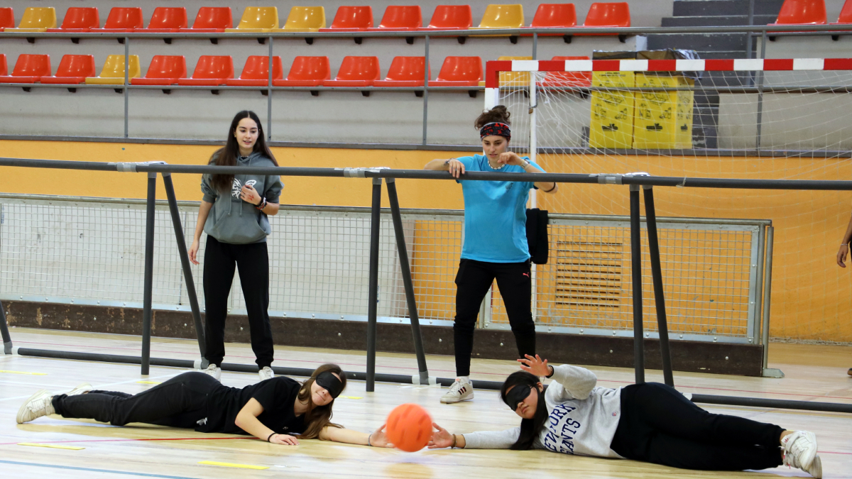 Alumnas de Inefc Pirineus y del Instituto La Valira ayer durante la actividad de Goalball. - FOTO ESTUDI LA SEU