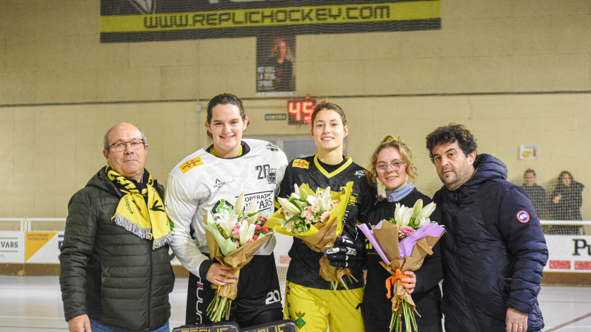 Anna Salvat i Victòria Porta, campiones d’Europa, i la francesa Hanaé Herrault, que també va jugar l’Europeu, van rebre un homenatge. - CLARA LIÁÑEZ