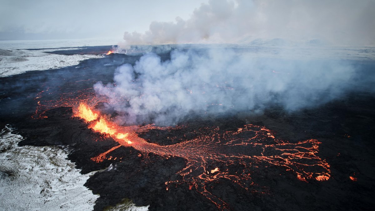 Imagen de lava y humo saliendo de una fisura volcánica. - EFE/EPA/ANTON BRINK